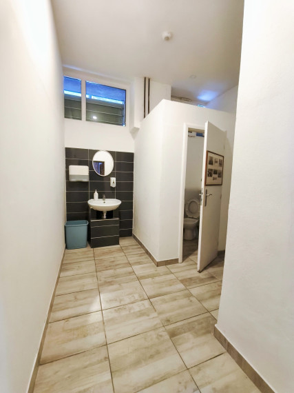 Obchodný priestor na prenájom - Ovsištské námestie, Bratislava V 