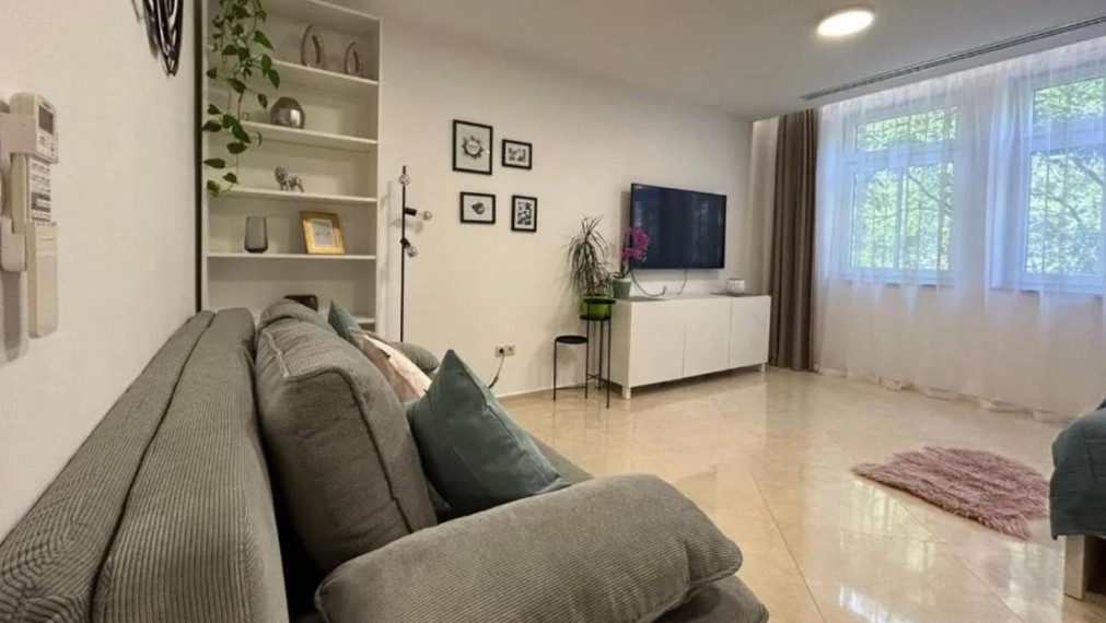  2-izbový byt  v historickom dome, ul.Námestie 1. mája, Bratislava I TOP