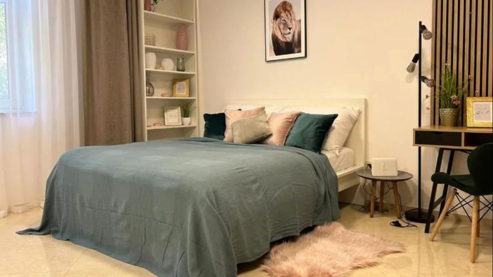  2-izbový byt  v historickom dome, ul.Námestie 1. mája, Bratislava I TOP