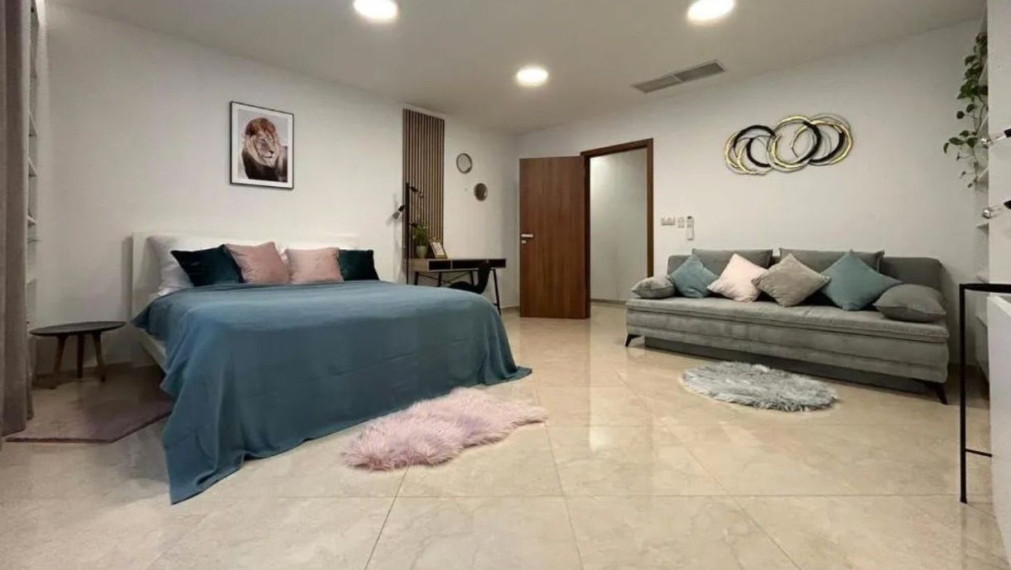  2-izbový byt  v historickom dome, ul.Námestie 1. mája, Bratislava I TOP