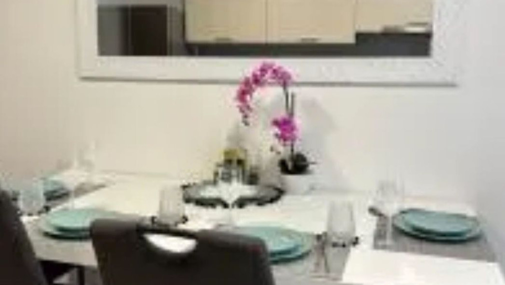  2-izbový byt  v historickom dome, ul.Námestie 1. mája, Bratislava I TOP