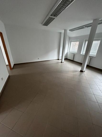 Obchodno-kancelárske priestory na pešej zóne s parkovaním