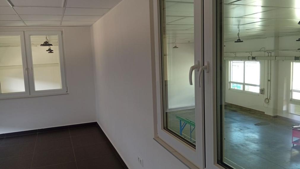 Výrobná hala s kanceláriami,  Považská Bystrica