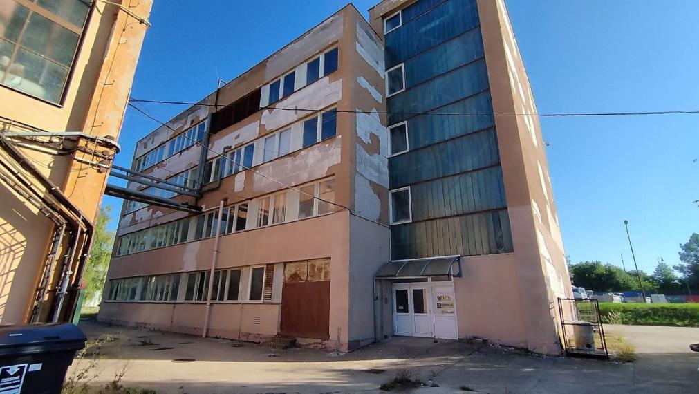 Priemyselná budova v areáli chemického závodu CHEMOLAK