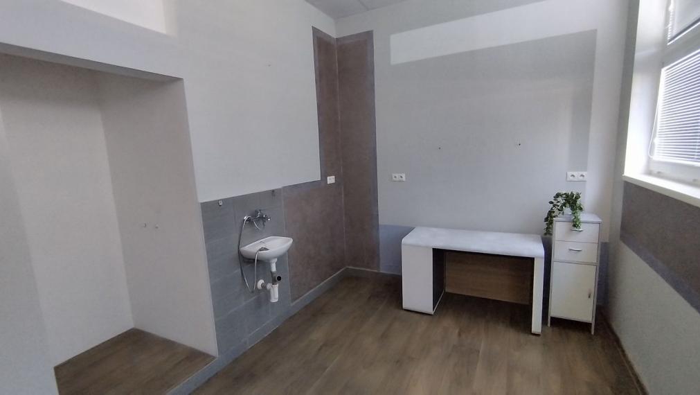 Investičná príležitosť – kompletne zrekonštruovaná ubytovňa pri železničnej stanici v Smoleniciach