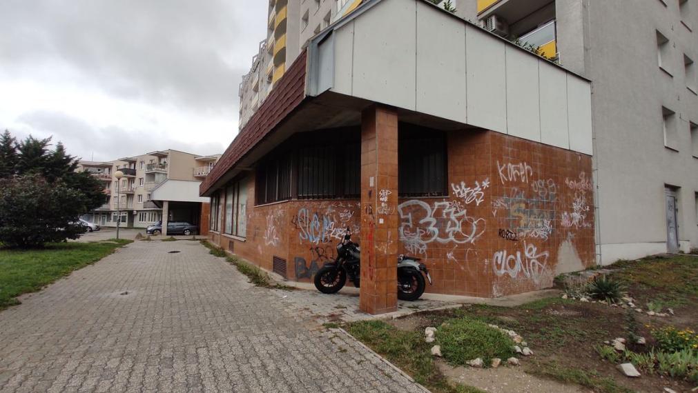 Obchodné priestory na námestí Dlhé Diely, Karlová Ves