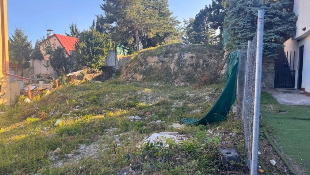 Pozemok na predaj, Koliba