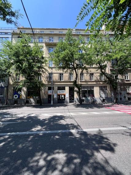 Uzavretý admin. celok v krásnej historickej budove, 155m2, 2 parkovacie miesta