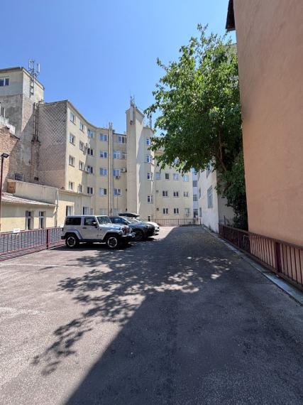 Uzavretý admin. celok v krásnej historickej budove, 155m2, 2 parkovacie miesta