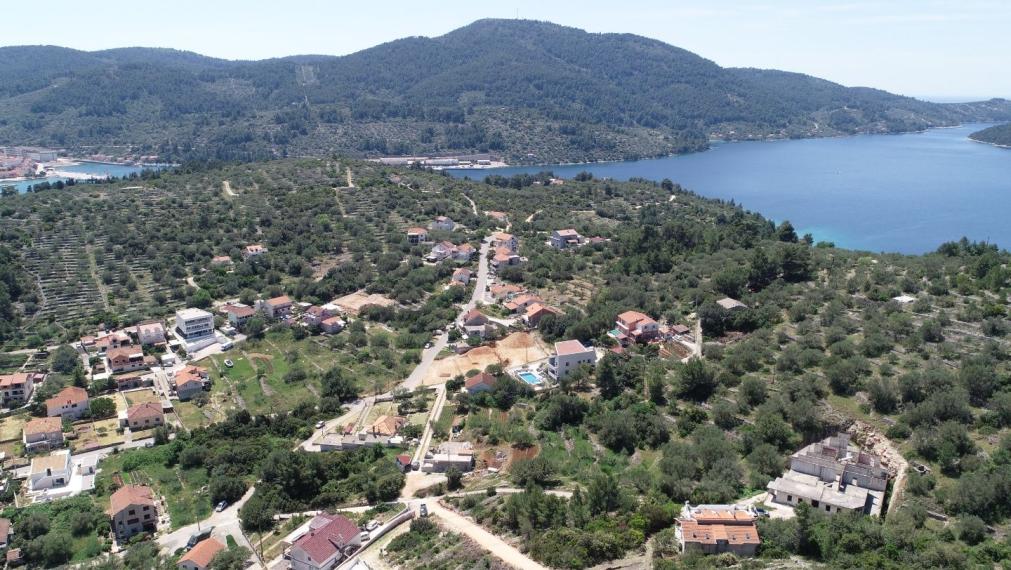 Stavebný pozemok 475 m² vo Vela Luke – Pokojná lokalita blízko centra