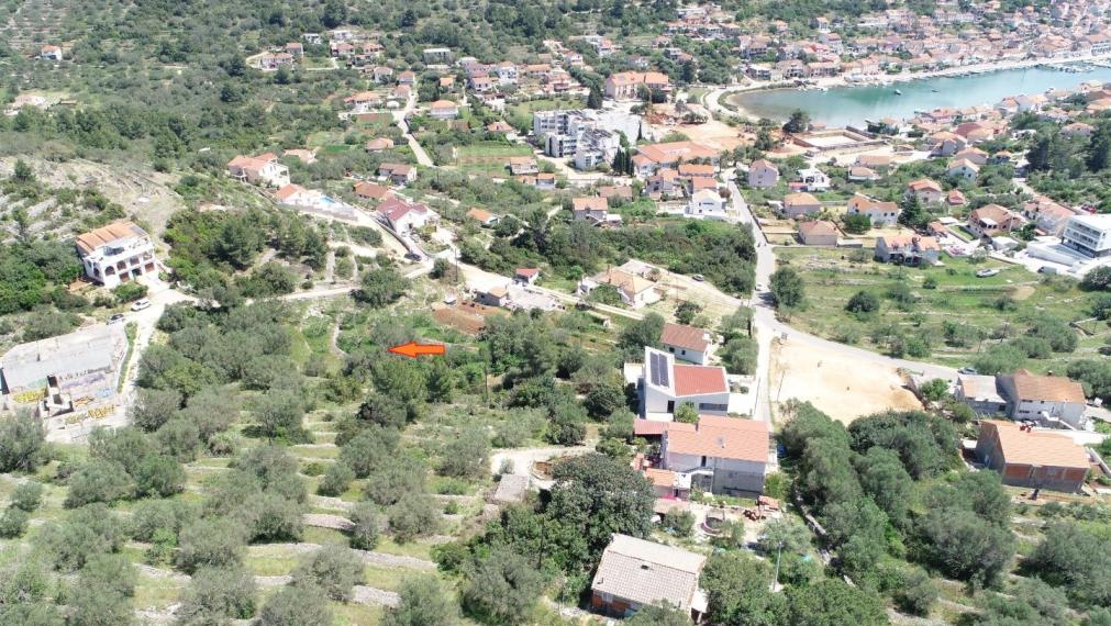 Stavebný pozemok 1355 m² s výhľadom na more – investičná príležitosť vo Vela Luke