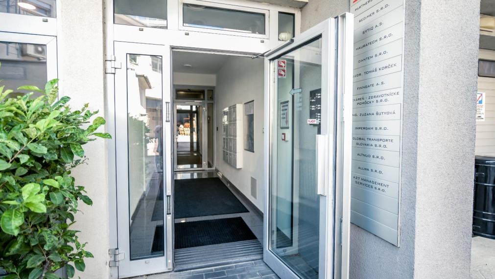 Reprezentatívna polyfunkčná budova so skladom a parkovaním v atraktívnej lokalite, Bratislava - Nové Mesto TOP