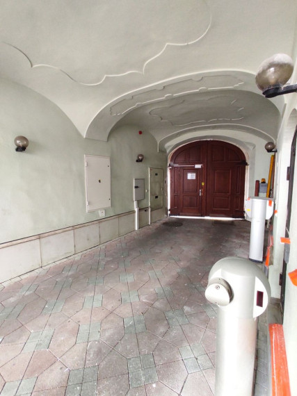 Obchodno-kancelársky priestor na prízemí, s vlastným vstupom 79,15m2 v centre na Panenskej ulici - Staré Mesto TOP