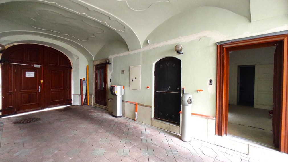 Obchodno-kancelársky priestor na prízemí, s vlastným vstupom 79,15m2 v centre na Panenskej ulici - Staré Mesto TOP