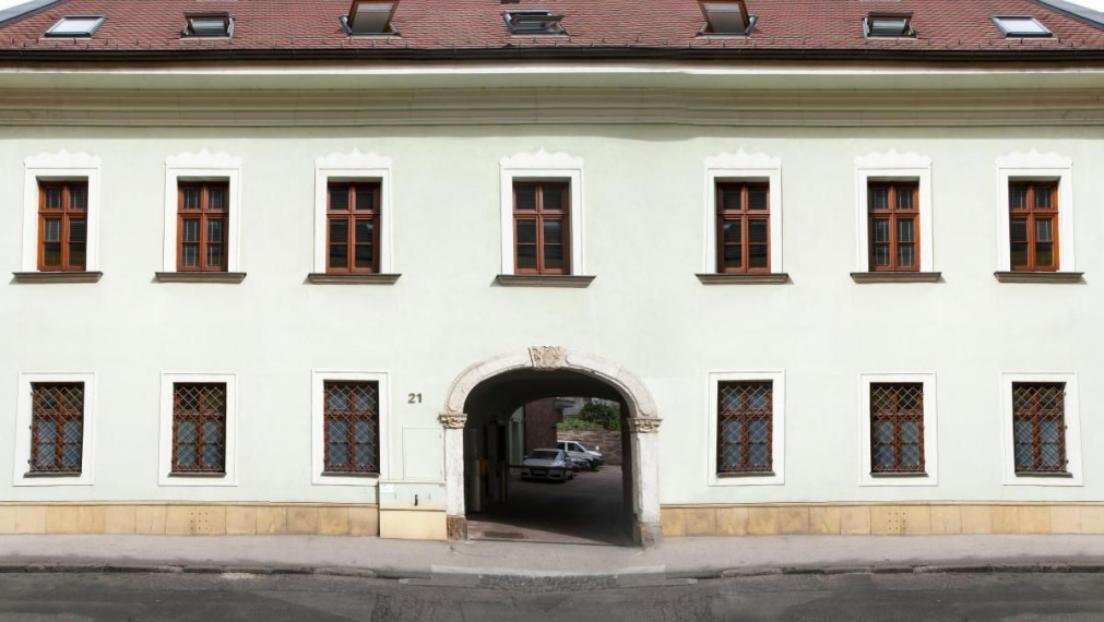 Obchodno-kancelársky priestor na prízemí, s vlastným vstupom 79,15m2 v centre na Panenskej ulici - Staré Mesto TOP