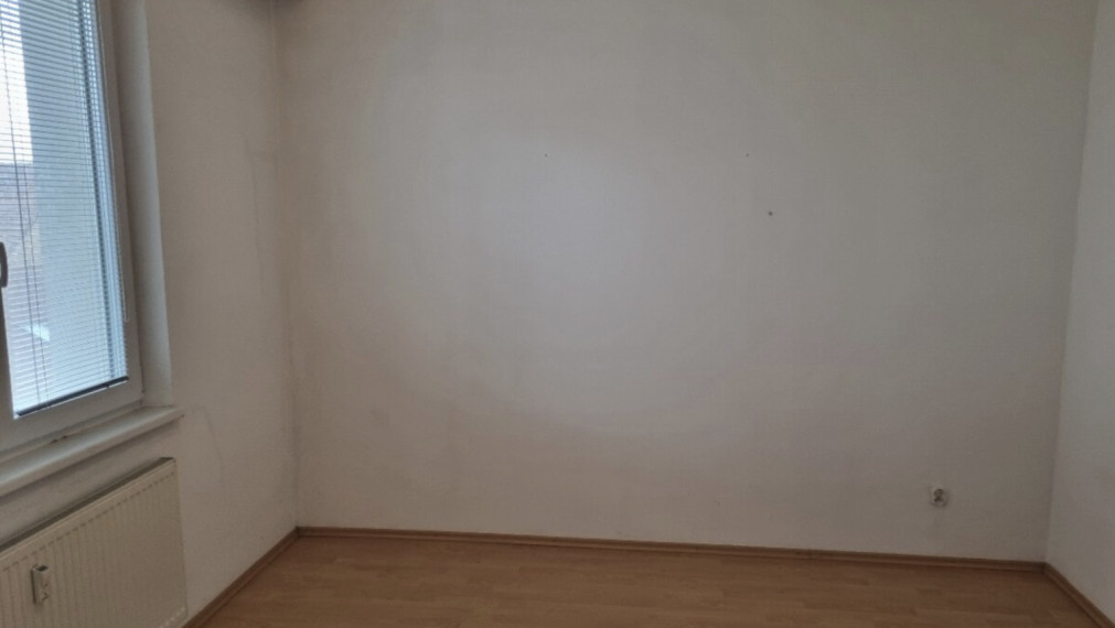 Priestranný 3-izbový byt s loggiou v centre Senca – ideálny na bývanie aj investíciu