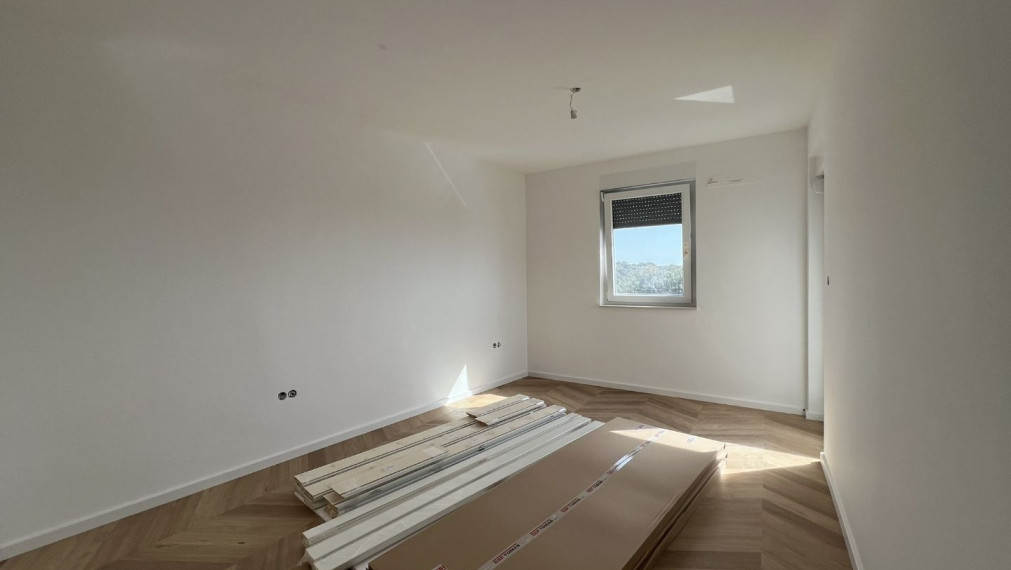 Štýlový 3-izbový byt v novostavbe pri mori – Mandre, Pag