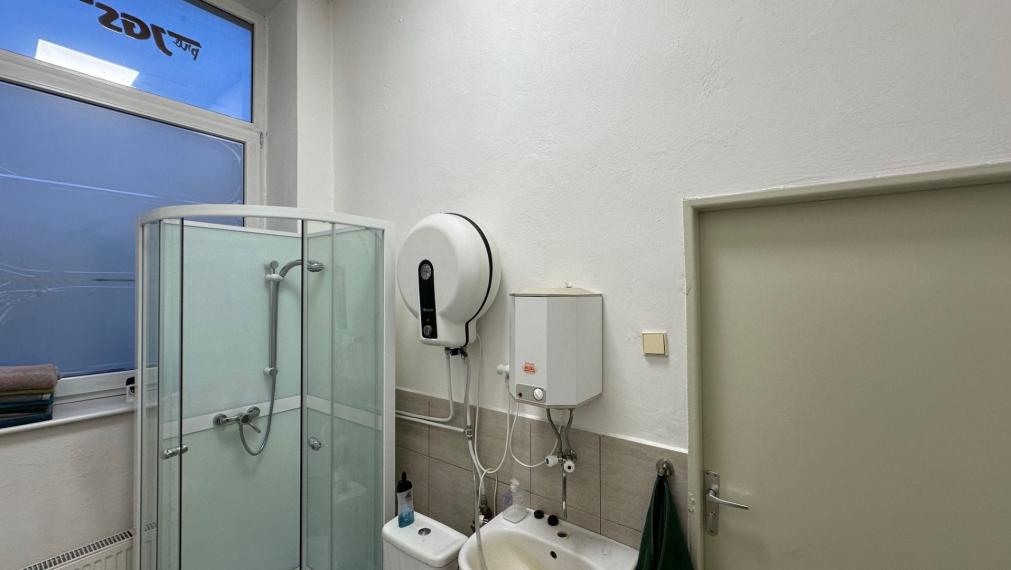 Celok 3 kancelárií na vyvýšenom prízemí v blízkosti Klientskeho centra, Bratislava II, 100m2