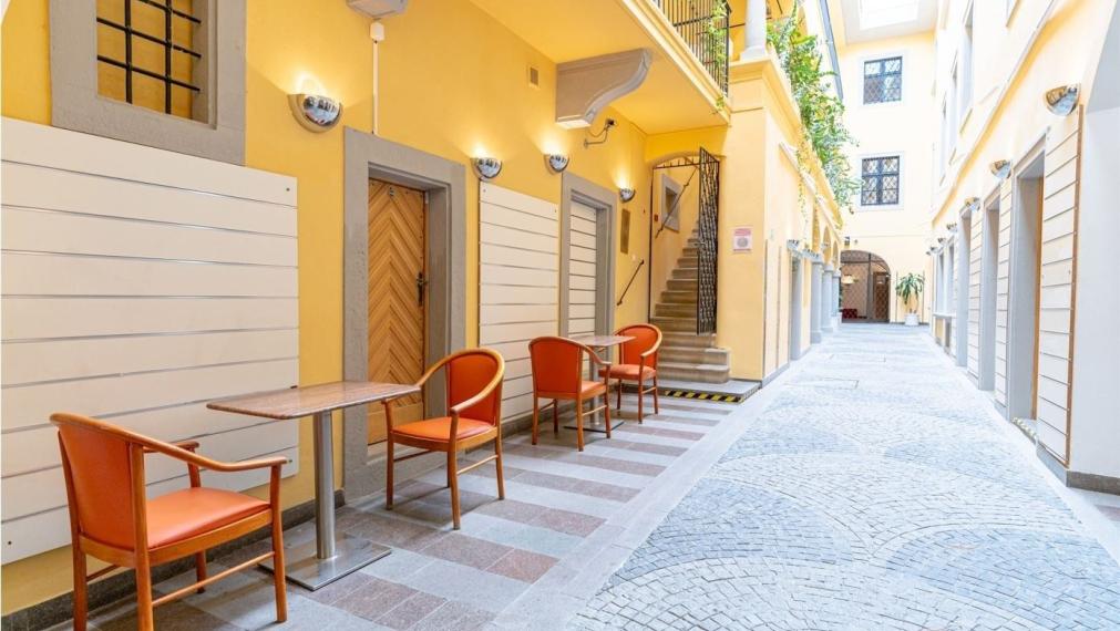 Priestory na pešej zóne v krásnej historickej budove, Michalská ulica-Staré Mesto