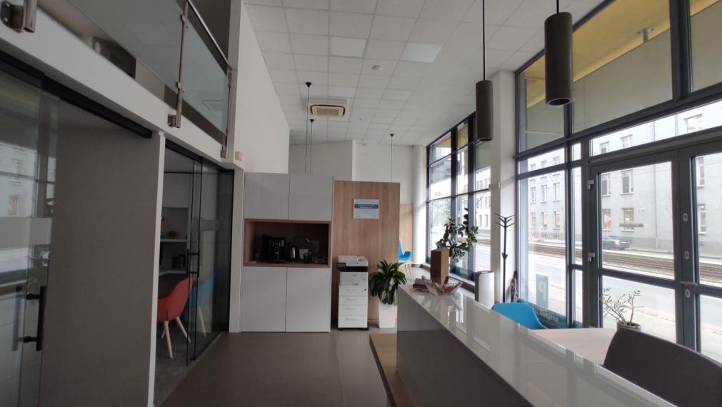Obchodno-administratívny priestor s preskleným výkladom na Račiansku ulicu, 140m2