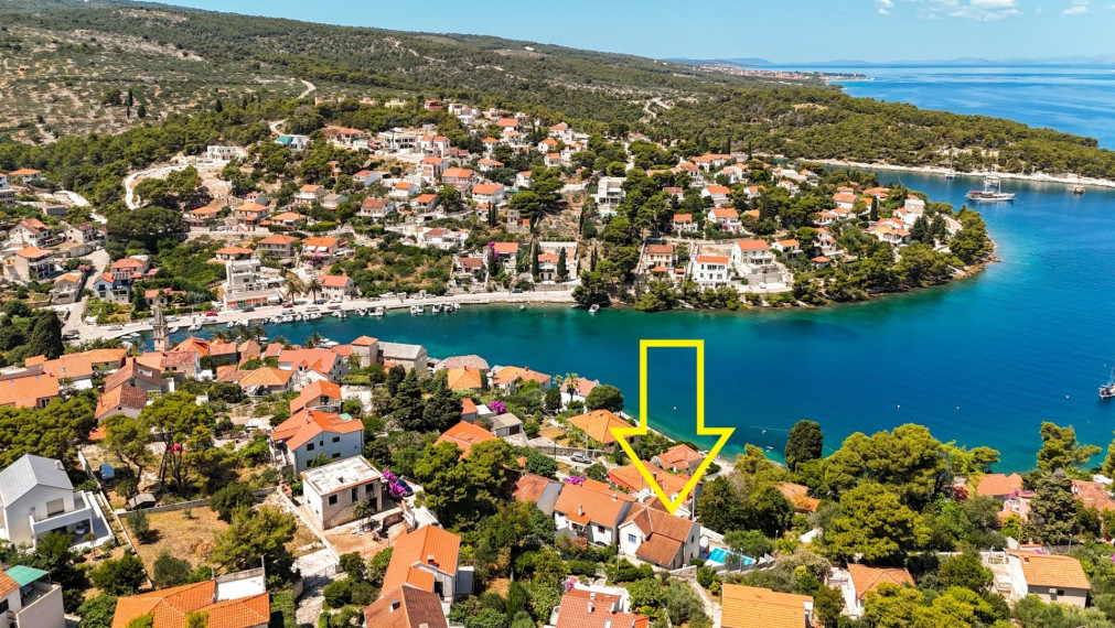 Priestranný dom s výhľadom na more, atraktívna lokalita, Splitska, ostrov Brač
