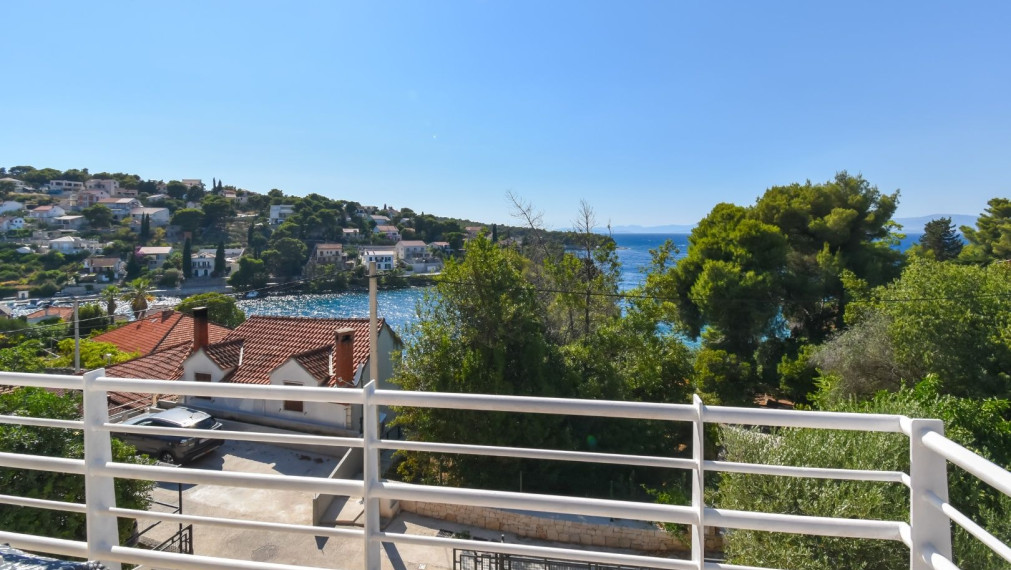 Priestranný dom s výhľadom na more, atraktívna lokalita, Splitska, ostrov Brač