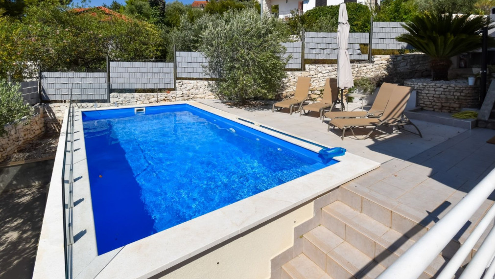 Priestranný dom s výhľadom na more, atraktívna lokalita, Splitska, ostrov Brač