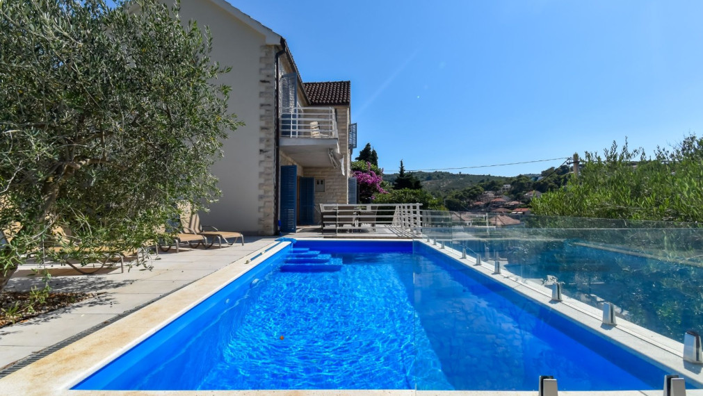 Priestranný dom s výhľadom na more, atraktívna lokalita, Splitska, ostrov Brač