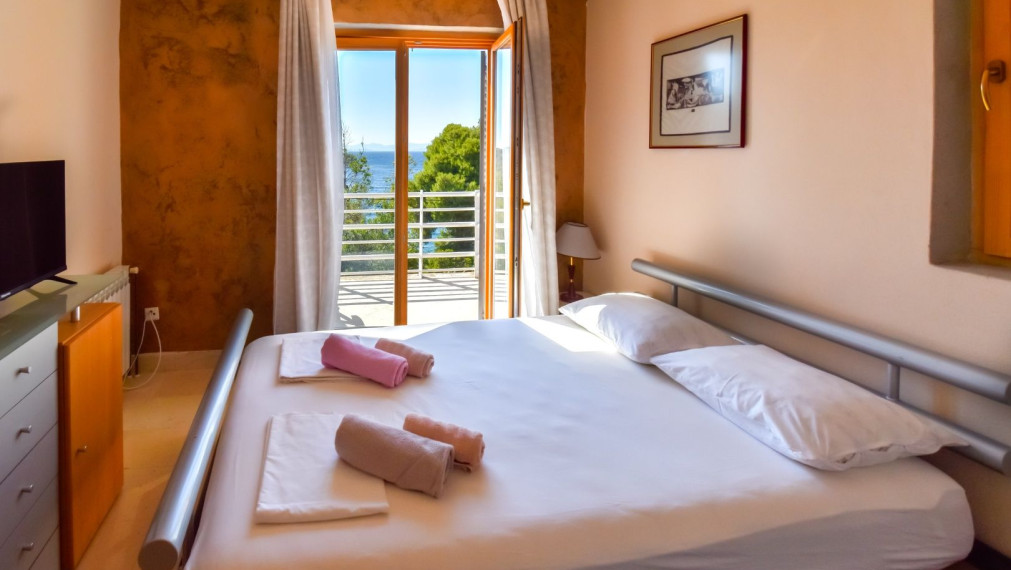 Priestranný dom s výhľadom na more, atraktívna lokalita, Splitska, ostrov Brač