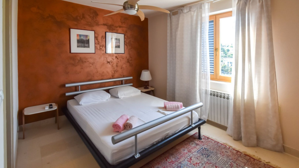 Priestranný dom s výhľadom na more, atraktívna lokalita, Splitska, ostrov Brač