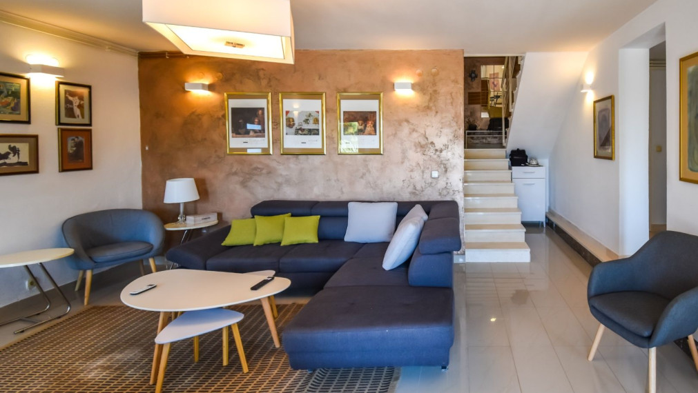 Priestranný dom s výhľadom na more, atraktívna lokalita, Splitska, ostrov Brač