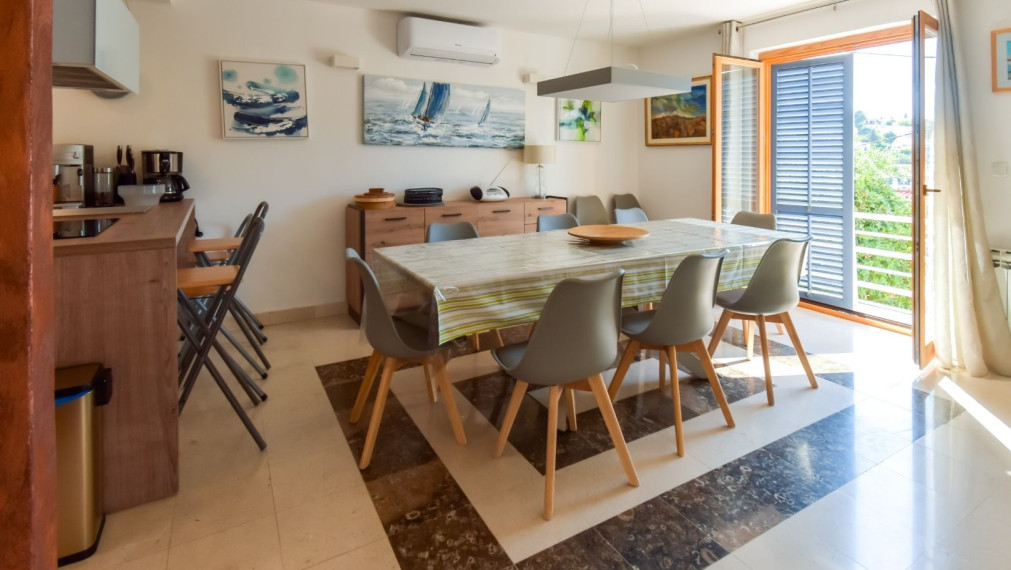 Priestranný dom s výhľadom na more, atraktívna lokalita, Splitska, ostrov Brač