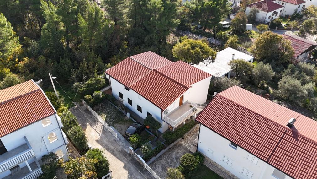 Dom s tromi apartmánmi v centre, Starigrad Paklenica