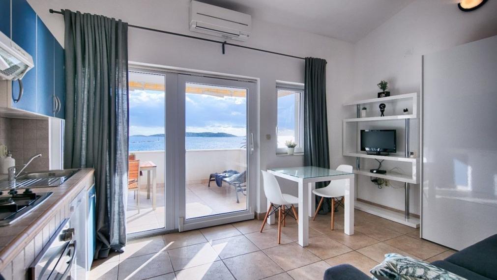 Predaj, novozrekonštruovaný dom s 3 bytmi, Vis, 100 m od mora