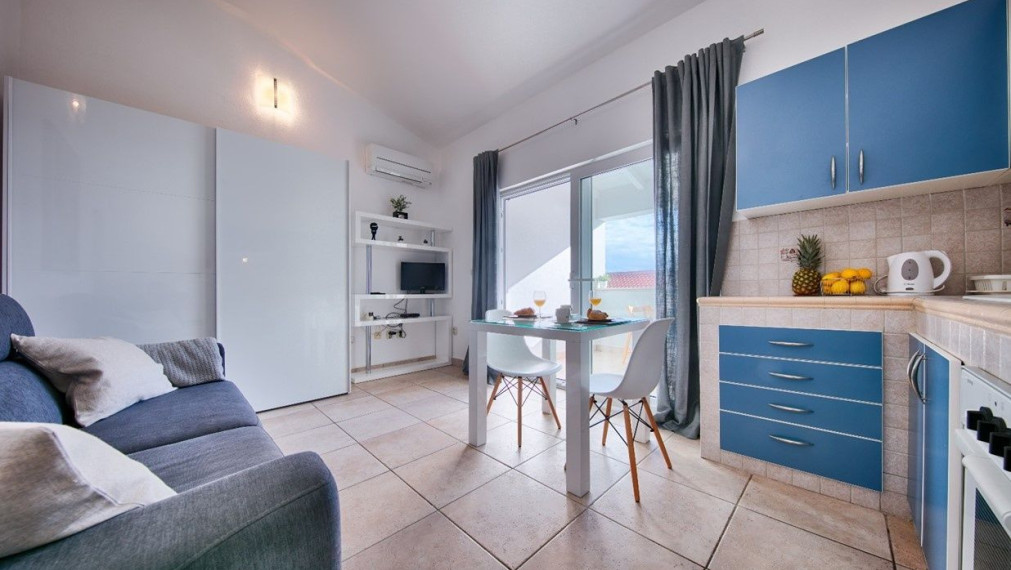 Predaj, novozrekonštruovaný dom s 3 bytmi, Vis, 100 m od mora