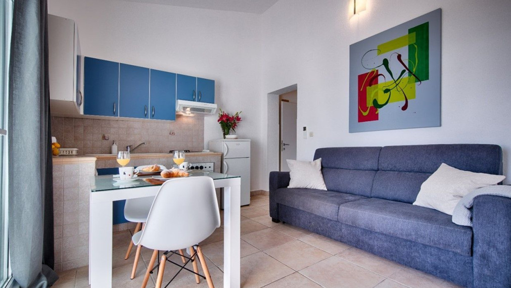 Predaj, novozrekonštruovaný dom s 3 bytmi, Vis, 100 m od mora