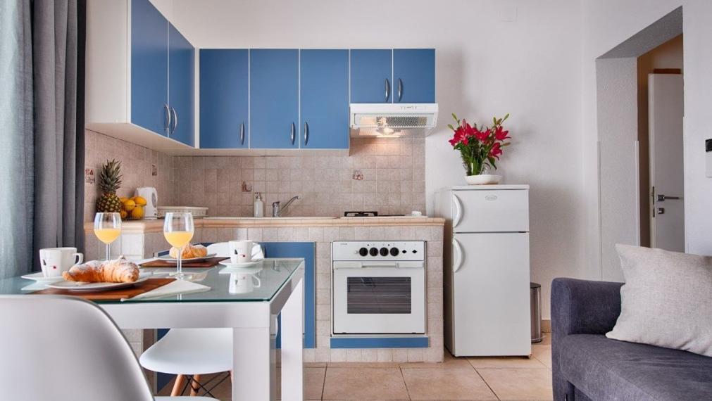 Predaj, novozrekonštruovaný dom s 3 bytmi, Vis, 100 m od mora