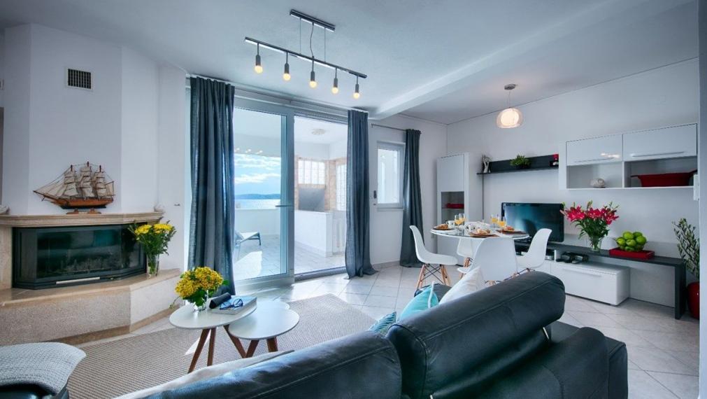 Predaj, novozrekonštruovaný dom s 3 bytmi, Vis, 100 m od mora