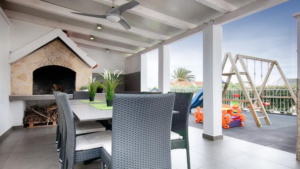 Predaj, novozrekonštruovaný dom s 3 bytmi, Vis, 100 m od mora