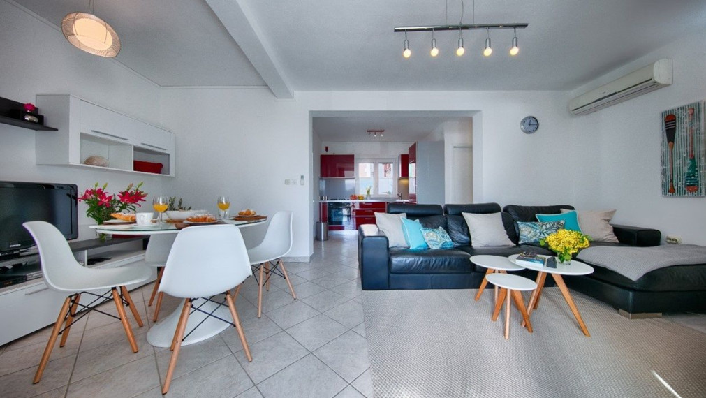 Predaj, novozrekonštruovaný dom s 3 bytmi, Vis, 100 m od mora