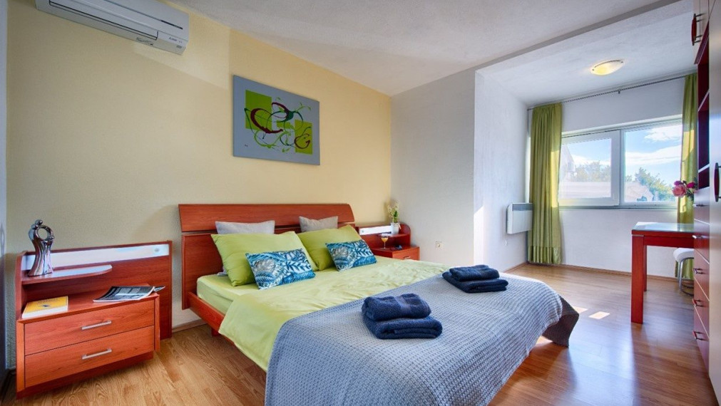 Predaj, novozrekonštruovaný dom s 3 bytmi, Vis, 100 m od mora