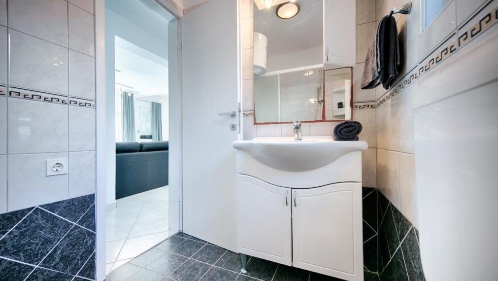 Predaj, novozrekonštruovaný dom s 3 bytmi, Vis, 100 m od mora