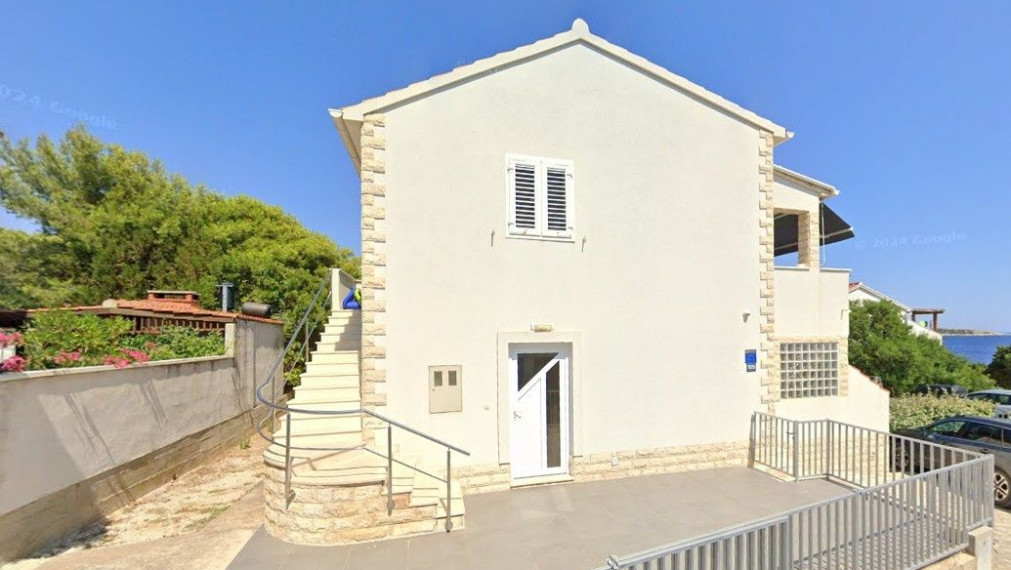 Predaj, novozrekonštruovaný dom s 3 bytmi, Vis, 100 m od mora