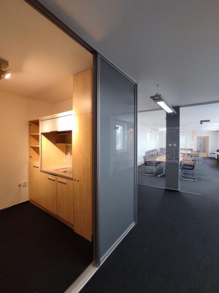 Kancelársky celok v reprezentatívnom historickom objekte v centre, 145 m2