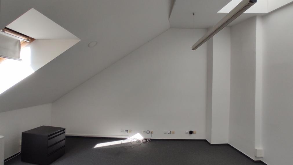 Kancelársky celok v reprezentatívnom historickom objekte v centre, 125 m2