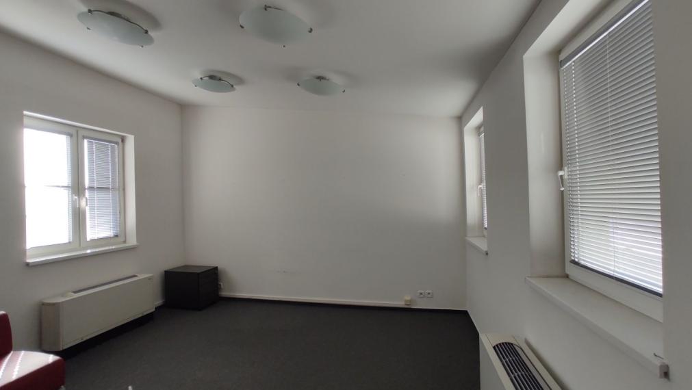 Kancelársky celok v reprezentatívnom historickom objekte v centre, 125 m2