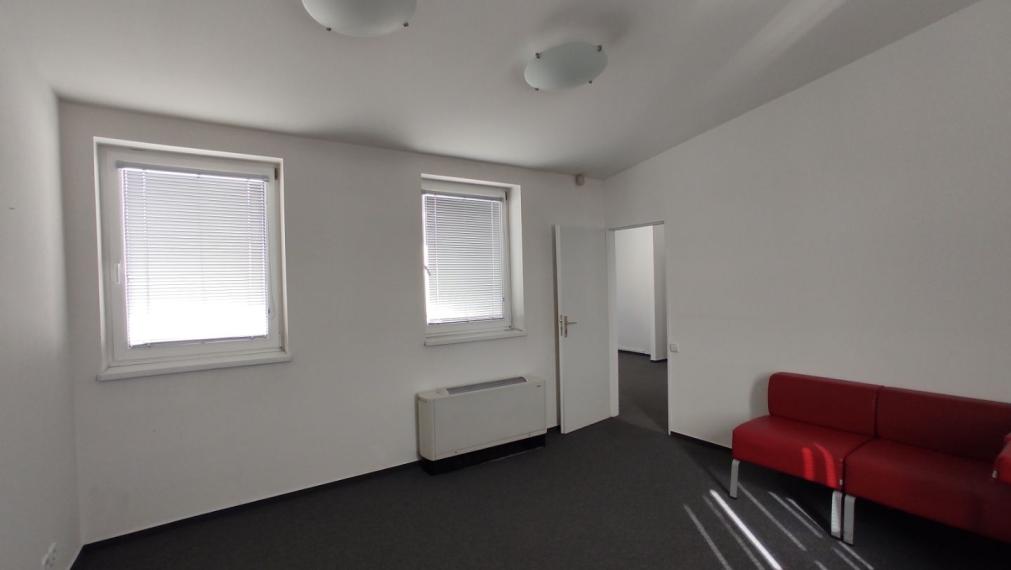 Kancelársky celok v reprezentatívnom historickom objekte v centre, 125 m2