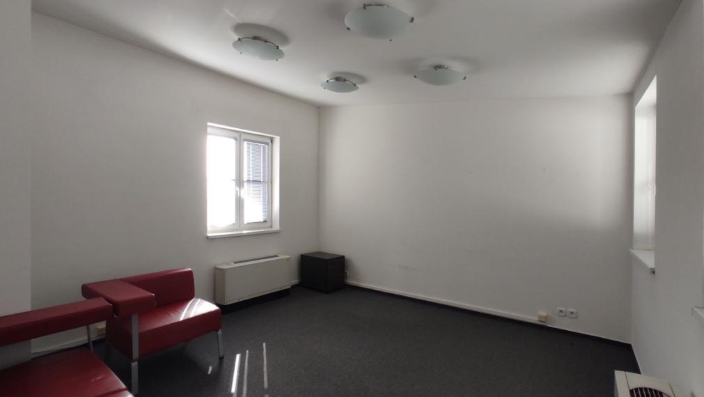 Kancelársky celok v reprezentatívnom historickom objekte v centre, 125 m2