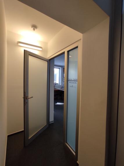 Svetlá 2-kancelária s kuchynkou v reprezentatívnom historickom objekte v centre, 70,80 m2