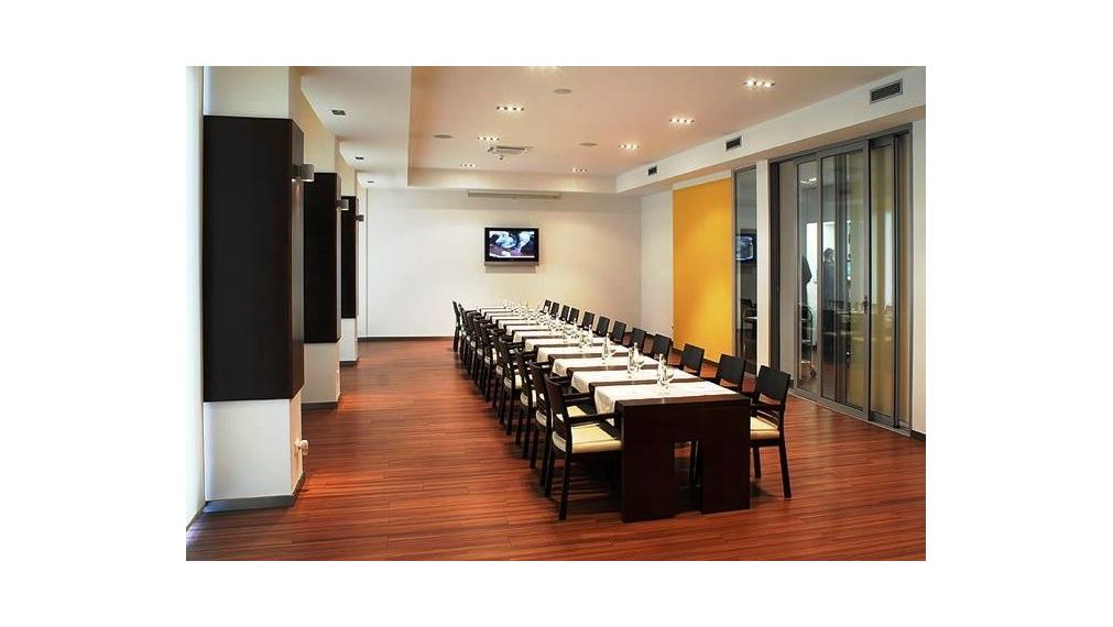 Kancelársky celok so sociálnym zázemím a parkovaním v Business Hoteli Aston, 54m2